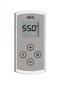 Mit dem Plus- oder Minus-Bedienfeld auf der AEG Fernbedienung ist die Wassertemperatur im Handumdrehen gradgenau eingestellt. Auf Wunsch lassen sich zudem zwei häufig genutzte Temperaturen dauerhaft programmieren und dann jeweils mit dem Bedienfeld „1“ oder „2“ aktivieren – das stellt den Verbrühungsschutz sicher.<br />Bilder: AEG Haustechnik