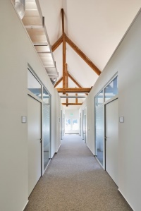 Der hölzerne Dachstuhl der ehemaligen Schreinerei der Pallottiner sollte zum größten Teil erhalten bleiben. Das Limburger Architekturbüro André und Erich Kramm baute das Dachgeschoss zudem mit Gauben aus. 