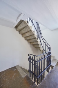 Aus dem 19. Jahrhundert: Die historische Treppenanlage im Altbau der MNT GRUPPE wurde erhalten. 