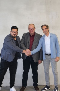 Fast wie eine zweite Familie: (v.l.n.r.) Christian Köhler (39) mit Prokurist Wilfried Lammering (57) und Firmeninhaber Thomas Heuser.<br />Bilder: herotec GmbH <br />