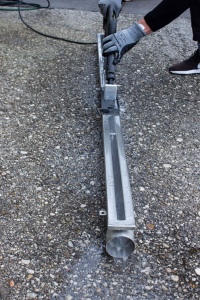 Die Reinigungsdüse von Aschl (1A Edelstahl GmbH) im Praxistest: Die Düse säubert in einem V-Strahl mit 30° Sprühwinkel die Längsseiten der Schlitz- oder Kombirinne. 