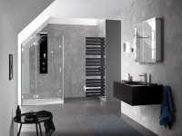 Trotz Dachschrägen oder verwinkelten Einbausituationen im Badezimmer lassen sich mit der rahmenlosen Aperto Pur großzügige und komfortable Duschkabinen einbauen. <br />Bild: HSK