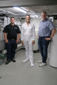 Zufriedene Gesichter (v.l.n.r.): Heizungsfachmann Marcel Medding, Dr. med. Klaus Strömer mit dem Planer Dipl.-Ing. Olaf Graventein.