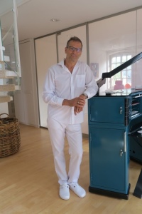 Dr. med. Klaus Strömer ist erfahrener Hautarzt, Allergologe sowie Umweltmediziner und diplomierter Gesundheitsökonom.