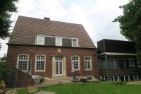 Gelungene Architektur inklusive: Das Praxis- und Wohngebäude wurde 1932 errichtet und in den Achtzigerjahren erweitert.