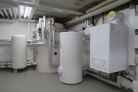 Ausreichend Platz im Heizungskeller: Vorn rechts das Gas-Brennwertgerät WGB 70 (I) von BRÖTJE, links daneben der Warmwasserspeicher BS 200 C und der Pufferspeicher mit 716 Liter Nutzvolumen.
