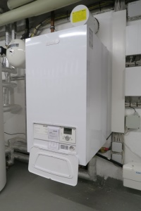 Der WGB 70 (I) zeichnet sich als wandhängender Wärmeerzeuger durch sein geringes Gewicht von 72 kg und die kompakten Abmessungen aus.