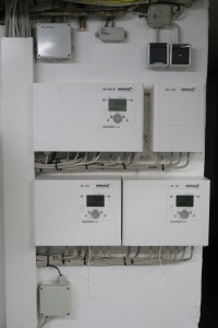 Alles geregelt: Die Steuerung der acht Heizkreise erfolgt mit den Systemregelern ISR HSM M sowie den Modulen ZR 2 von BRÖTJE.