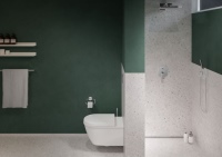 Raumspar-Trick: Die deckenhohe Trennwand zur Dusche aus dem „Prevista Dry“-Schienenprogramm ist eine elegante Möglichkeit, das wandhängende WC zu platzieren.<br />Bilder: Viega