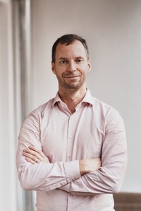 Der zertifizierte Gebäudeenergieberater Erik Schütze leitet das neue Seminarprogramm von inVENTer. Sowohl online als auch vor Ort wird aktuelles Lüftungswissen vermittelt. 