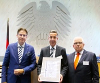 HDG Geschäftsführer Harald Benkert (m.) bei der Verleihung der Berufungsurkunde zusammen mit dem Vorstandsvorsitzenden des Senats der Wirtschaft für Deutschland, Norbert Streveld (li.) und dem Vorstandsvorsitzenden des Senate of Economy International, Dieter Härthe (re.). Bild: Senat der Wirtschaft Deutschland/HDG Bavaria GmbH