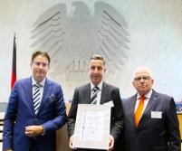 HDG Geschäftsführer Harald Benkert (m.) bei der Verleihung.......