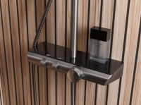 Die Oberfläche des AquaXPro 200 Thermostats in Gunmetal gebürstet mit edler schwarzer Glasablage bietet genug Platz, um Badutensilien abzustellen und schafft so mehr Freiheit in der Duschkabine.