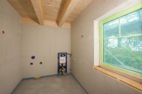 Neben Barrierefreiheit war der Bauherrenfamilie vor allem der Wohlfühlfaktor im Bad wichtig: Daher gibt es in allen Bädern ein großes Fenster, das einen Ausblick ins Grüne ermöglicht. 