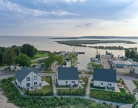 Das barrierefreie Resort Stettiner Haff liegt im malerischen Altwarp, einem kleinen Küstenort an der Ostsee. Mit diesem Projekt erfüllte sich die Bauherrenfamilie einen Herzenswunsch.<br />Bild: Uwe Trinkus