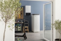 Für das Innengerät der Daikin Altherma 3 H MT besteht die Wahl zwischen drei verschiedenen Serien: Einem Kombi-Standgerät der Serie ECH₂O mit integriertem Wärmespeicher, dem Standgerät der Serie F mit integriertem Trinkwasserspeicher und einem Wandgerät der Serie W. <br />Bild: Daikin