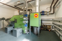 Ein zentrales Element jedes kalten Nahwärmenetzes ist auf jeden Fall die so genannte Heizzentrale. Im Falle der Gemeinde Bodenmais sorgt eine 2 x 200 kW Hackgut-Anlage für die primäre Energiegewinnung. Durch das angrenzende Waldgebiet ist die Bereitstellung von Hackschnitzeln in Bodenmais kein Problem. 
