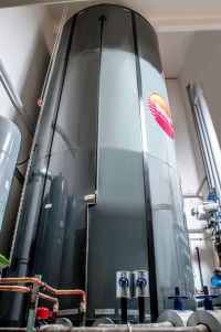 Im Niedrigenergie-Nahwärmenetz im Gewerbegebiet von Haßfurt werden durch intelligentes Energiemanagement hohe Leistungsverluste durch starke Temperaturdifferenzen vermieden. Der zukunftssichere Schichtspeicher Oskar° vom oberbayerischen Hersteller ratiotherm sorgt für eine Zwischenlagerung des überschüssigen Warmwassers in einem Zusatzspeicher.