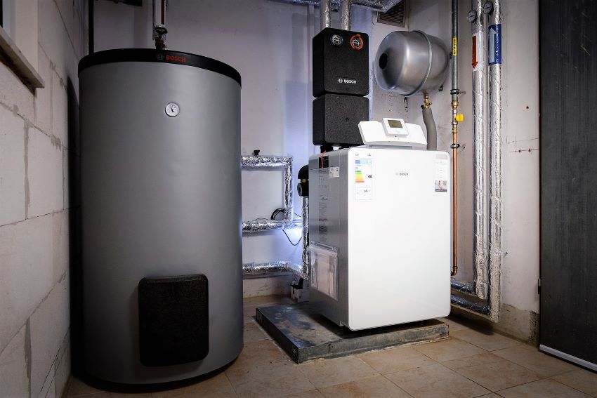 Das Gas-Brennwertgerät GC 8000i F (rechts) und der...