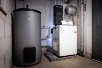 Das Gas-Brennwertgerät GC 8000i F (rechts) und der Speicher Stora WH 290 LP1 B des Hybridsystems können platzsparend am bestehenden Ort der Energieversorgung installiert werden.