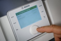 Die Hybridheizung kann einfach über den bekannten Systemregler CW 400 gesteuert werden. 