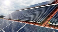 Gerade jetzt, wo die Heizkosten in ganz Europa rapide steigen und die Außentemperaturen fallen, stellt eine solarthermische Anlage auf dem Dach eine erhebliche finanzielle Entlastung dar. Mehr Infos unter www.sonnigeheizung.de.<br />Bild: BDH