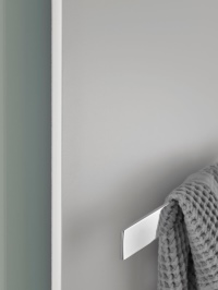 Der Infrarot-Designheizkörper in der Standardfarbe Weiß mit flacher Metallfront wird zum modischen Blickfang im Badezimmer. Mittels dualer Heiztechnik sorgt er für eine angenehme und gleichmäßige Raumwärme.