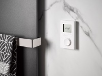 Der Fernregler mit Funkempfänger ist wahlweise in einer Variante für die Steckdose oder als Aufputzempfänger für die Wand verfügbar und erfüllt zudem die Ökodesign-Richtlinie. <br />Bilder: HSK Duschkabinenbau