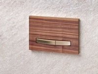 Die Betätigungsplattte Sigma50 in geradlinigem Design ist ein echter Eyecatcher und verleiht dem Bad den letzten Schliff. <br />Bilder: Geberit