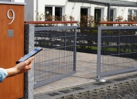 Fremdantriebe in die smarte SIEGENIA Welt einbinden: Durch den integrierten WLAN-Chip des IO-Moduls smart lassen sich Geräte ohne eigene WLAN-Funktion schnell und einfach in die SIEGENIA Comfort App integrieren.<br />Bild: SIEGENIA