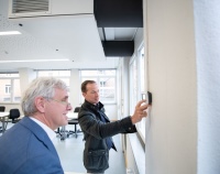 Mark Becker vom Installationsunternehmen Gebrüder Becker erläutert Schulleiter Andreas Hölzchen die Funktionen der Steuerung des Gerätes.