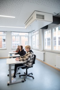 Dank des Lüftungsgerätes können die Schülerinnen und Schüler konzentriert und störungsfrei lernen – ohne, dass alle 20 Minuten der Unterricht für das Fensteröffnen unterbrochen werden muss.