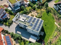 Holzbauweise, Fenster in Richtung Sonne und Fotovoltaik – es gibt viele Möglichkeiten zur CO2-Reduktion beim Bauen.<br />Bild: Bausparkasse Schwäbisch Hall