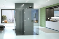 Der Nutzungsfrequenz angemessen positioniert: Die Dusche der Mittelpunkt.<br />Bild: Glassdouche