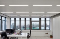 Durch die hohe Wärmeleitfähigkeit des Werkstoffs Naturgraphit erreichen Zehnder Deckensegel besonders kurze Ansprechzeiten. Expandierter Naturgraphit eignet sich hervorragend, um Wärme in der Fläche schnell und gleichmäßig zu verteilen.<br />Bilder: Zehnder