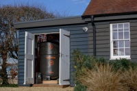 Der Caldera Warmstone™ Zero Carbon Boiler und die Wärmebatterie stehen in der Garage von James Macnaghten, CEO von Caldera, in seinem Haus in West Sussex, Großbritannien. Macnaghten und sein Team haben die kohlenstofffreie Wärmebatterie für den Privatgebrauch entwickelt, um traditionelle Heizsysteme zu ersetzen. Bild: Luke MacGregor 