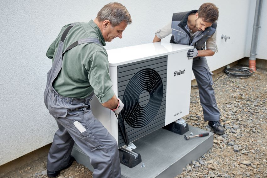 Installation einer Wärmepumpe. Der Heiztechnikspezialist...