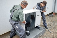 Installation einer Wärmepumpe. Der Heiztechnikspezialist Vaillant Group ist im Jahr 2020 weiter gewachsen. Die Umsatzerlöse stiegen auf deutlich über 2,7 Mrd Euro. Mit einem Umsatzwachstum von mehr als 50 Prozent trug das Geschäft mit umweltfreundlichen elektrischen Wärmepumpen maßgeblich zu der positiven Geschäftsentwicklung bei.<br />Bild: Vaillant <br />