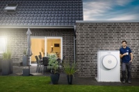 Im Einfamilienhaus sorgt die Wärmepumpe für eine nachhaltige Wärme- und Warmwasserversorgung und ist damit wesentlicher Bestandteil eines CO2-sparenden Gesamtsystems.<br />Bild: Bosch