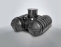 Der Roth Flachspeicher Twinbloc ist aus einem Stück gefertigt und kommt daher ohne Schweiß-, Schraub- oder Klemmverbindungen aus. Die flache Bauform kommt beim Erdeinbau im Verhältnis zu einem Einkammerbehälter mit rund 40 Prozent weniger Erdaushub aus.<br />Bilder: ROTH WERKE<br /><br /><br /><br />