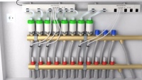 Die Verbindung zwischen den Ports an den Funk-Fußbodenheizungsleisten Hera+ und den Stellantrieben wird per Patch Kabel RJ11 hergestellt. Im Stellantrieb ist ein Schrittmotor integriert. Er teilt den Hub in bis zu 7000 Schritte ein. Im Ergebnis wird mit dieser Feinabstimmung die Heizungsanlage jederzeit hydraulisch abgeglichen und deutlich genauer und damit kostensparender geregelt.
