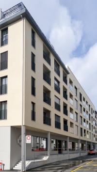 Mit über 50 Appartements hat das Boarding House in St. Gallen einen ähnliches Warmwasser-Verbrauchsprofil wie ein Hotel. Entsprechend großzügig ist der Wärmespeicher der Heizzentrale ausgelegt. <br />Bild: Abler