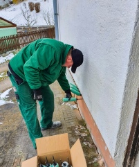 Die Silikonharz-Lösung wurde in die Bohrkanäle injiziert........