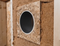 Das Schnelleinbausystem Woodplex von inVENTer wird individuell zugeschnitten und in die Fertigwände eingesetzt. Eine Kernlochbohrung ist somit nicht mehr nötig. Die Montagehilfe ist außerdem bereits vollständig gedämmt. 