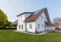 Eine solarthermische Anlage auf dem Dach nutzt die kostenlose Sonnenwärme und unterstützt damit die Heizungsanlage im Keller. Zudem passt Solarthermie auf jedes Dach: Unterschiedliche bauliche Gegebenheiten spielen bei der Installation der Kollektormodule im Prinzip keine Rolle.<br />Bild: BDH