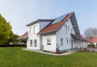 Eine solarthermische Anlage auf dem Dach nutzt die.......