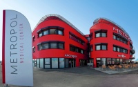 In seitlicher Ansicht wird der nierenförmige Grundriss des Gebäudes sichtbar. 