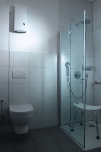 Wirtschaftlichkeit und Verbrühschutz vereint: Jeweils ein elektronischer AEG Durchlauferhitzer „DDLE Easy“ mit zwei Festtemperaturen (42°C und 55°C) versorgt die Patientenduschen in der Klinik mit warmem Wasser.<br />(Metropol Medical Clinic, Station) 