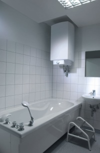 Der AEG Wandspeicher „DEM 80 Comfort“ wird in der Praxis für Dermatologie und Allergologie für Spezialanwendungen eingesetzt und liefert ausreichend Warmwasser für ein Wannenbad. Das Gerät überzeugt aufgrund der hervorragenden Wärmeisolierung durch einen geringen Stromverbrauch. <br />(Praxis Dr. Birk/Dr. Neugebauer)
