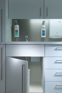 In den Behandlungszimmern der Neurologie sorgen an den Handwaschbecken elektronische Kleindurchlauferhitzer MTD 350 für hygienischen und wirtschaftlichen Warmwasserkomfort. Energie wird nur dann aufgewendet, wenn Wasser gezapft wird.<br />(Praxis Dr. med. Jiri Bernatik, Neurologie)<br />